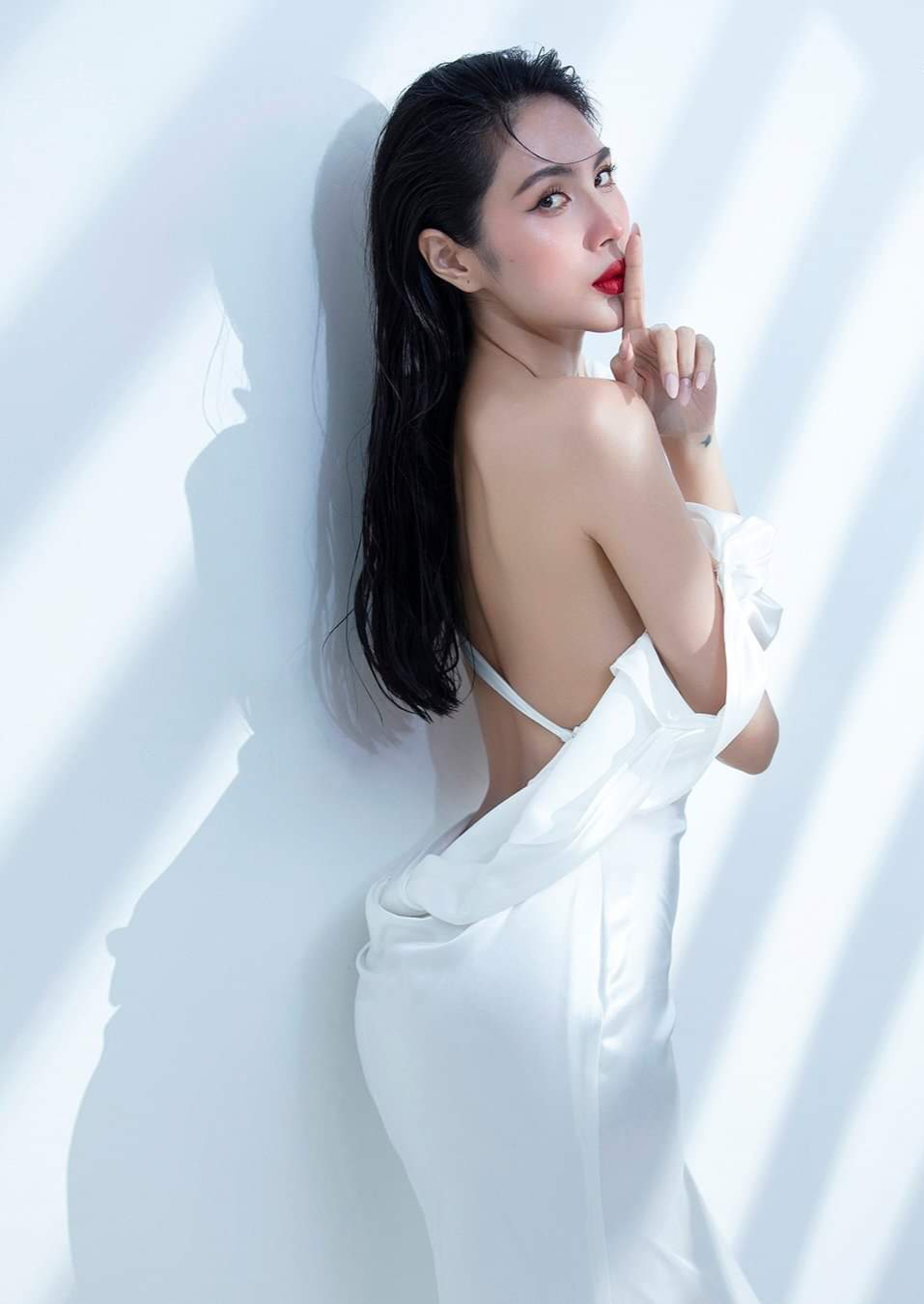 Đầm dạ hội lệch vai cổ đổ hở lưng khoét eo