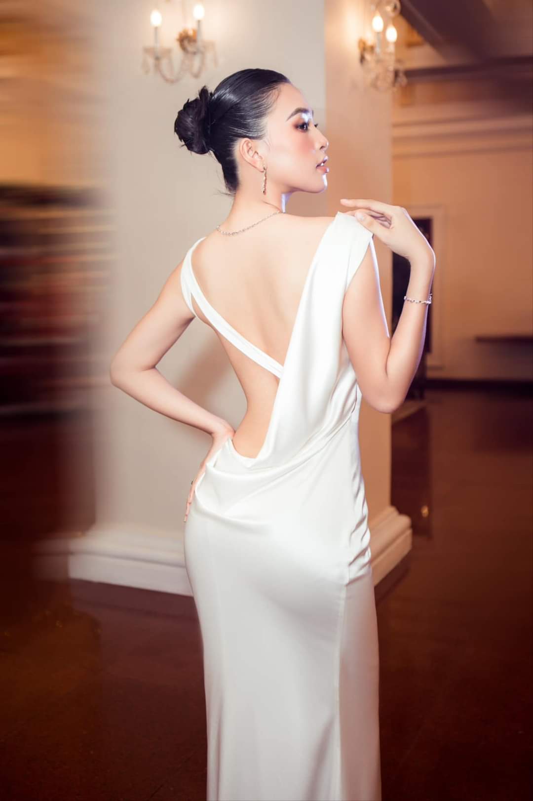 Đầm dạ hội lệch vai cổ đổ hở lưng khoét eo