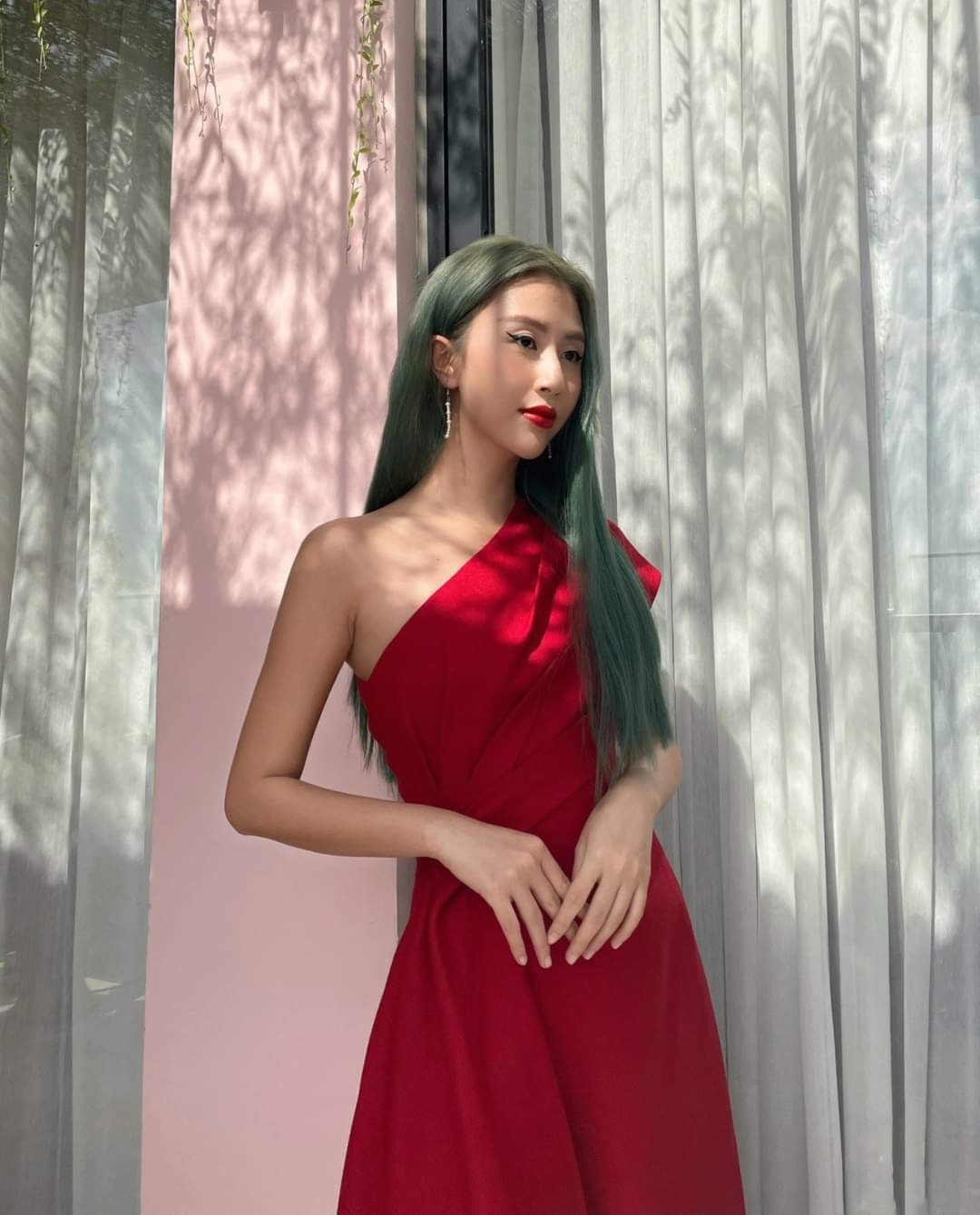 Đầm xòe kiểu lệch vai xếp ly eo xéo tà (Đỏ)