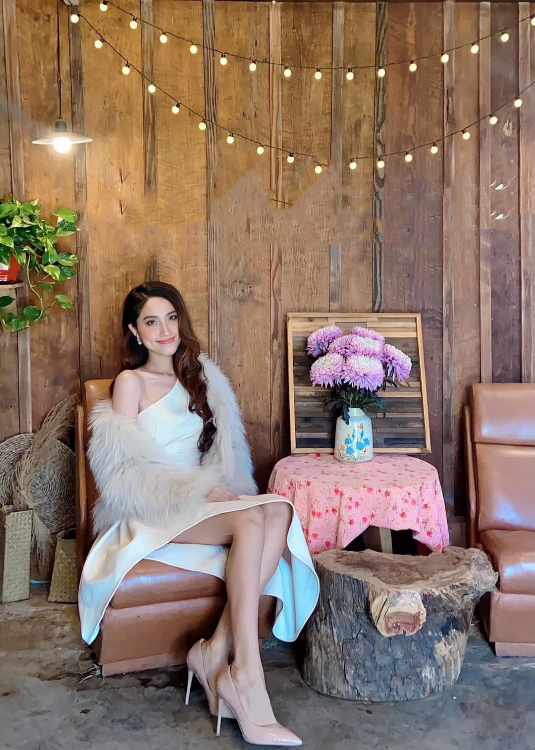 Đầm xòe kiểu lệch vai xếp ly eo xéo tà (Trắng)