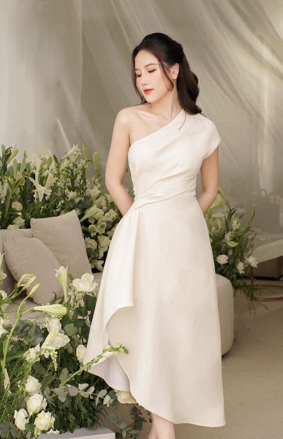 Đầm xòe kiểu lệch vai xếp ly eo xéo tà (Trắng)