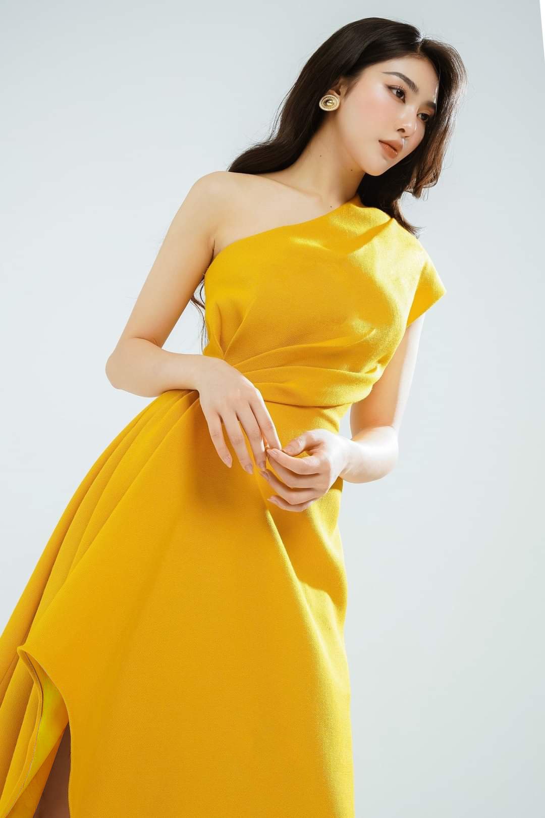 Đầm xòe kiểu lệch vai xếp ly eo xéo tà (Vàng)