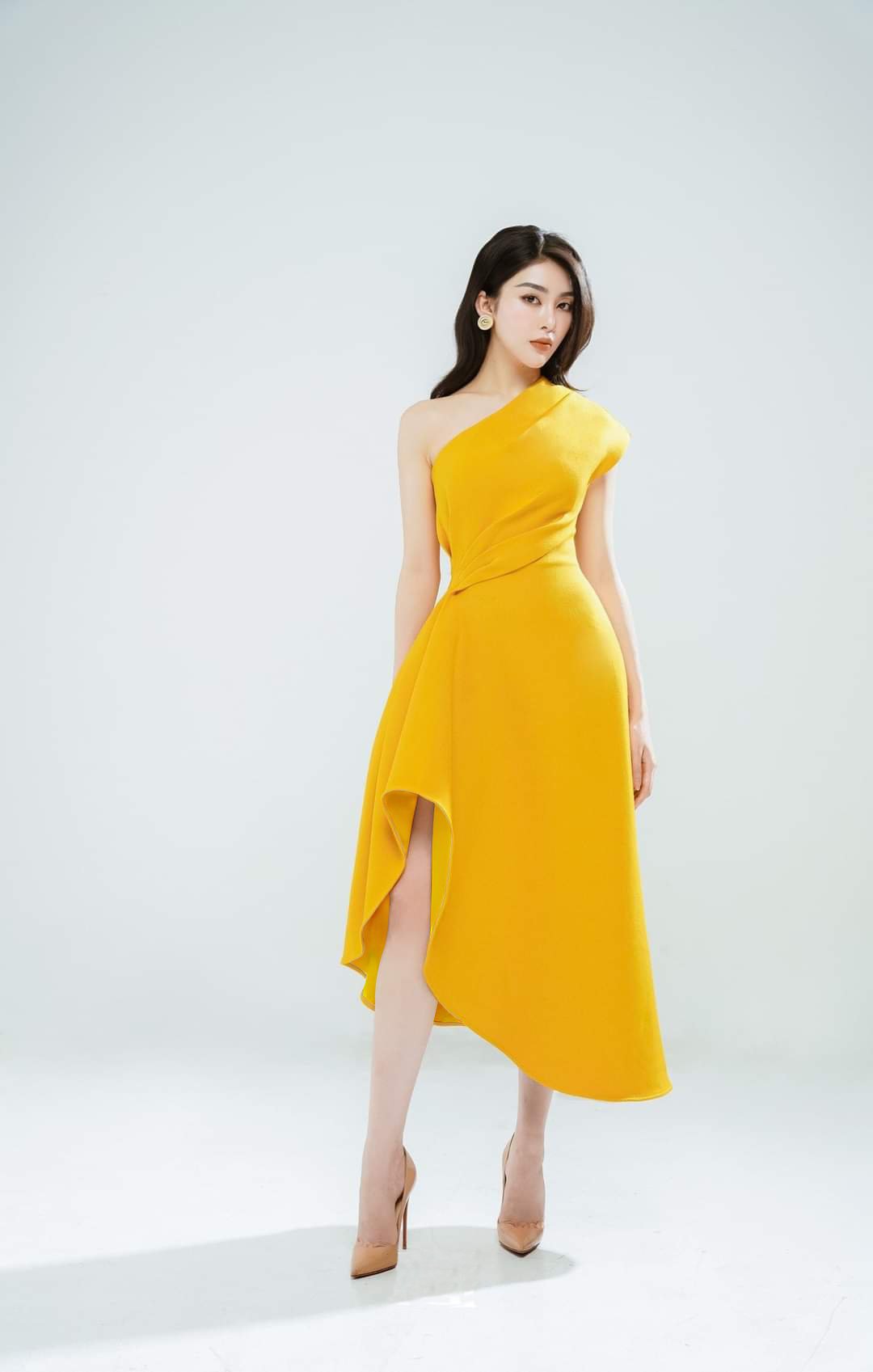 Đầm xòe kiểu lệch vai xếp ly eo xéo tà (Vàng)