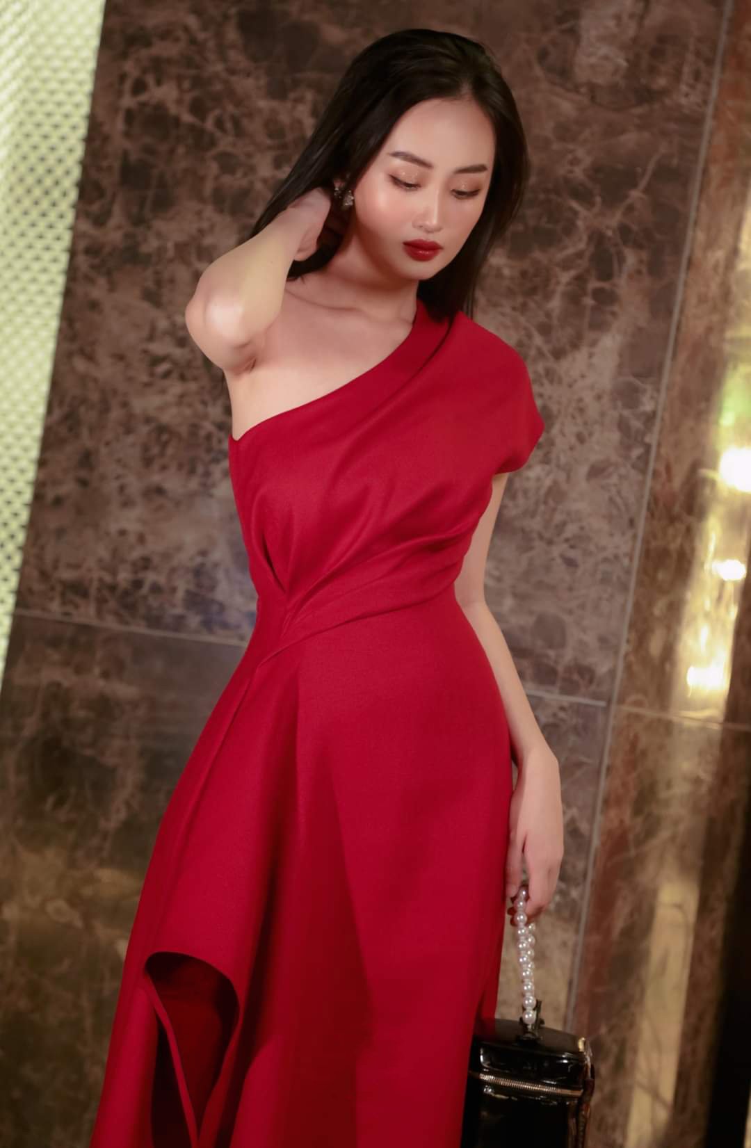 Đầm xòe kiểu lệch vai xếp ly eo xéo tà (Đỏ)