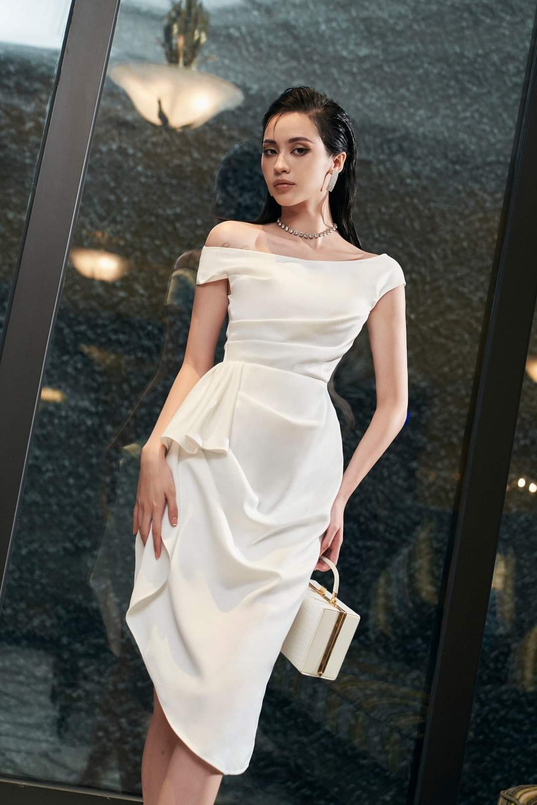 Đầm ôm body lệch vai phối bèo eo xéo tà (Đen)