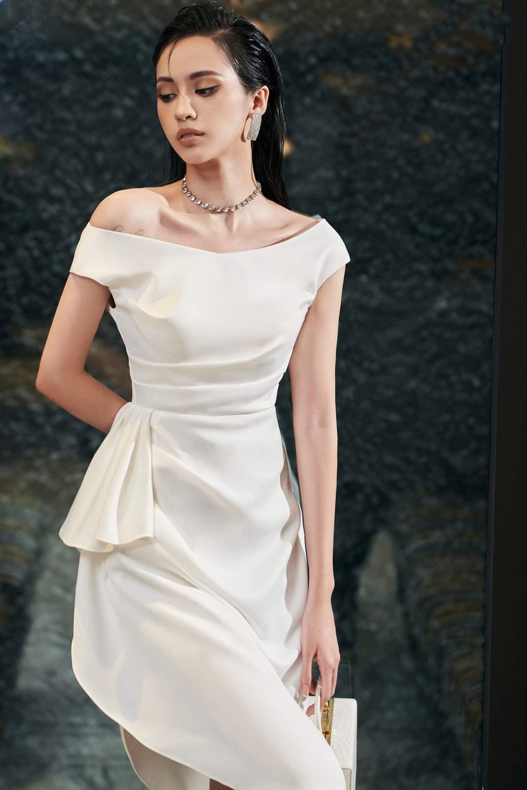 Đầm ôm body lệch vai phối bèo eo xéo tà (Trắng)