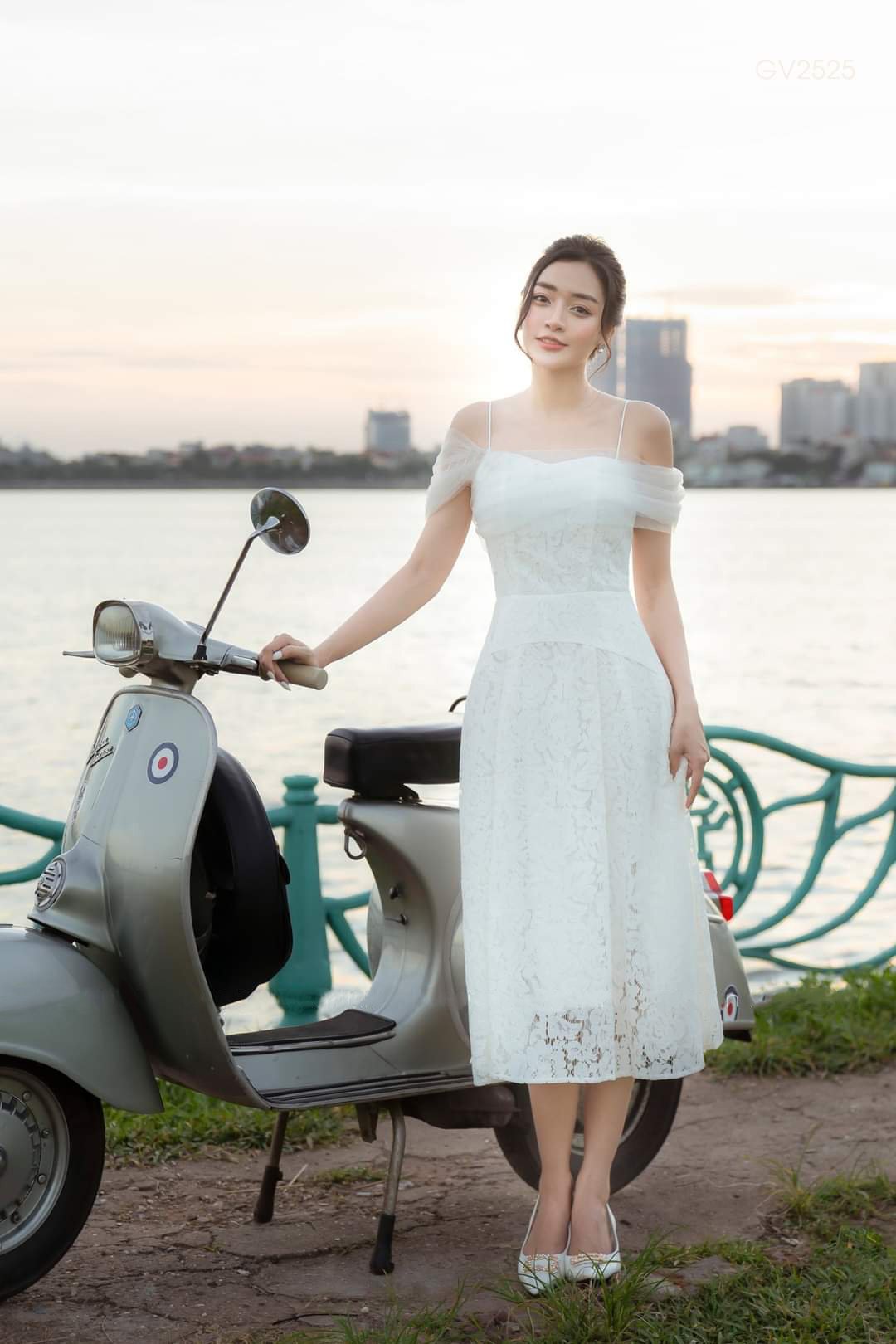 Đầm xòe ren kiểu hay dây hở vai phối lưới (Trắng)