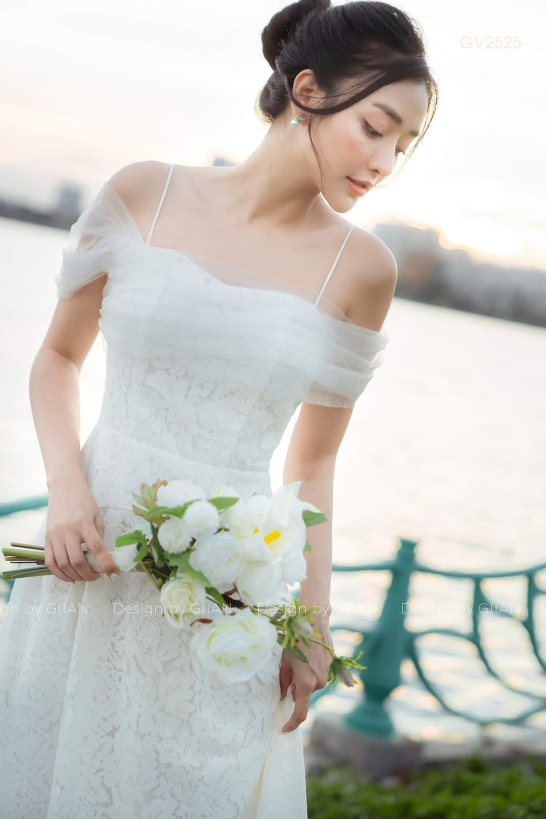 Đầm xòe ren kiểu hay dây hở vai phối lưới (Trắng)