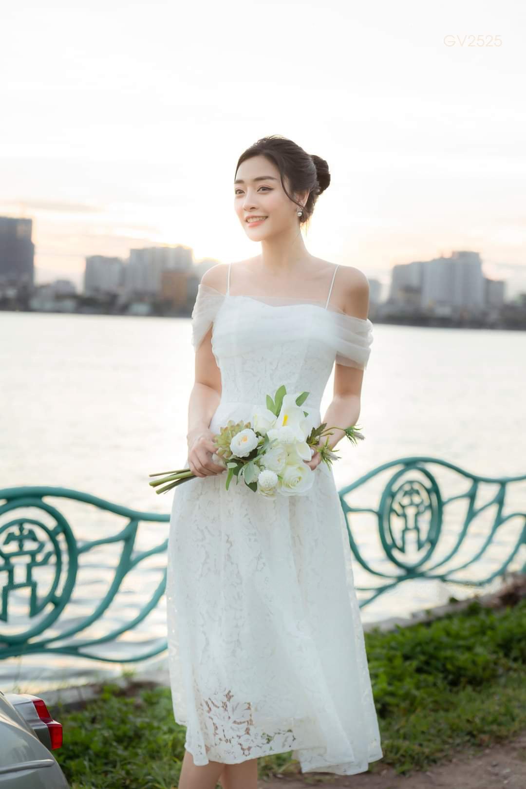 Đầm xòe ren kiểu hay dây hở vai phối lưới (Đen)