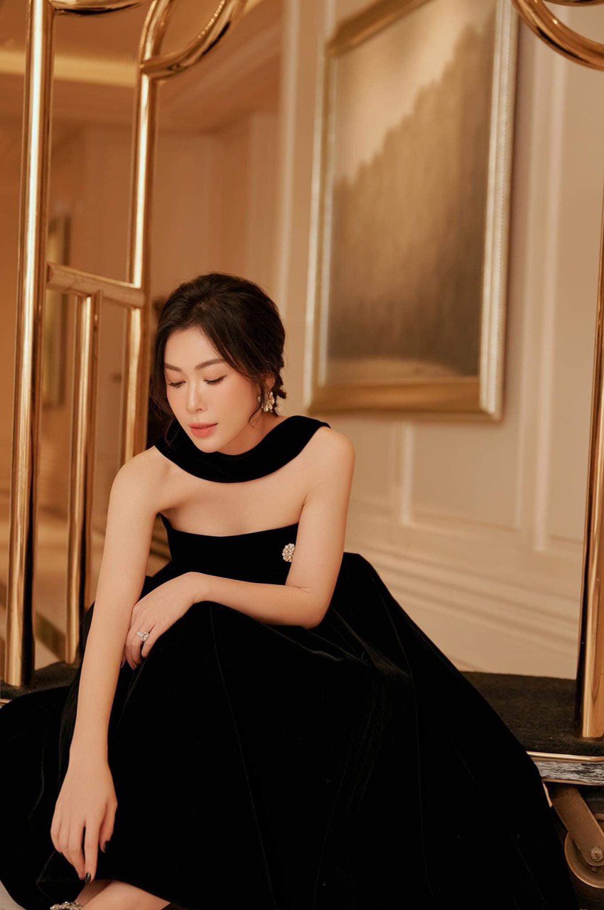 Đầm xòe dáng dài cúp ngực choàng cổ hai dây sau