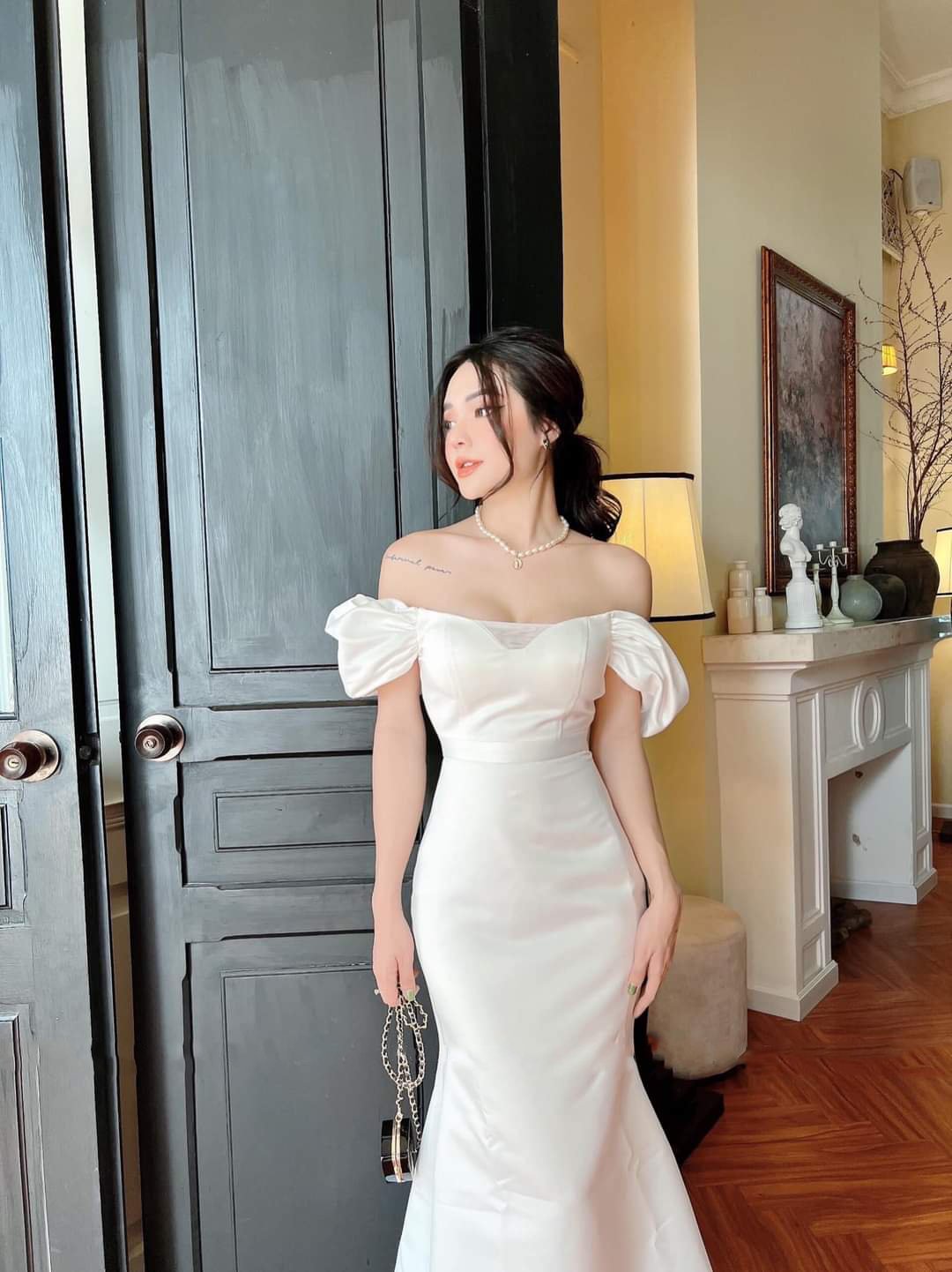 Đầm dạ hội hở vai ngang đuôi cá nhẹ phối lưới (Trắng)