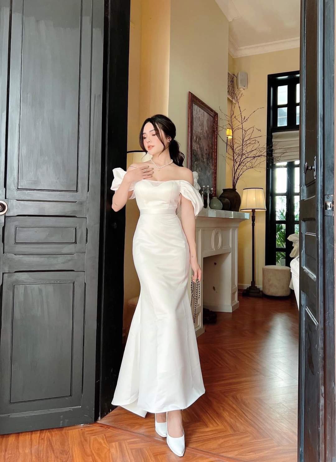 Đầm dạ hội hở vai ngang đuôi cá nhẹ phối lưới (Trắng)