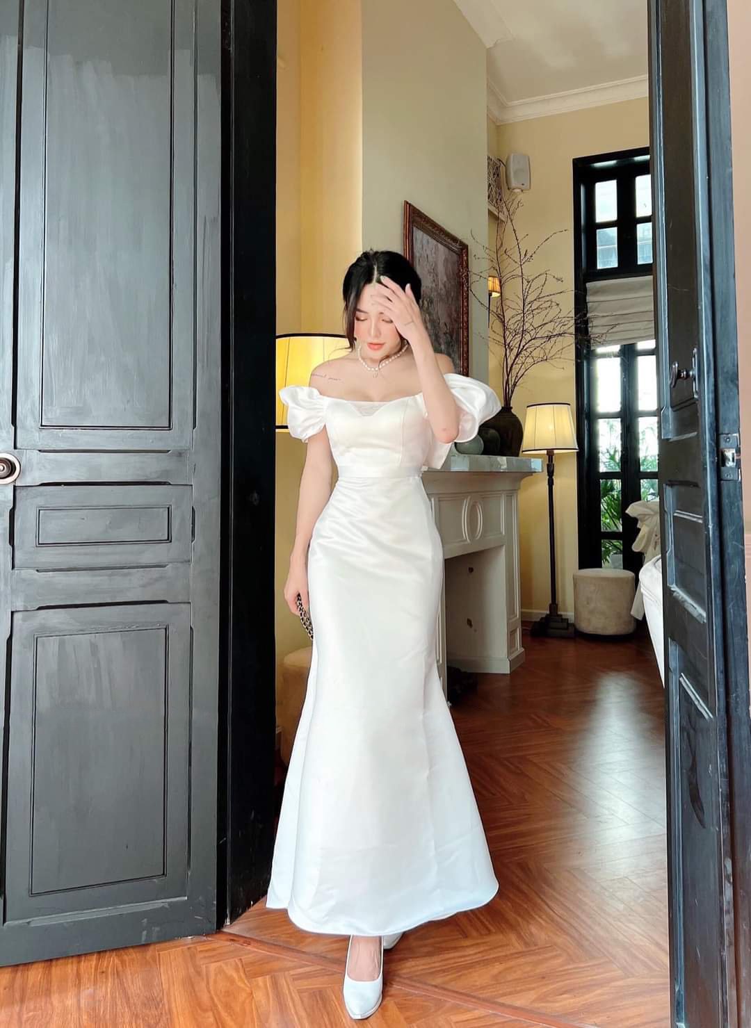 Đầm dạ hội hở vai ngang đuôi cá nhẹ phối lưới (Trắng)