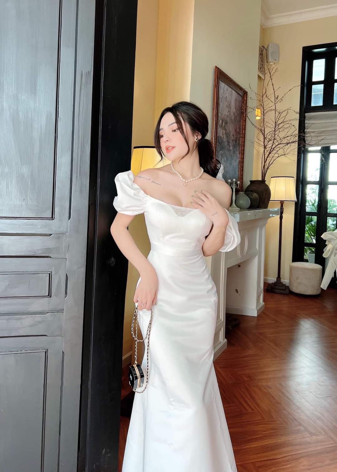 Đầm dạ hội hở vai ngang đuôi cá nhẹ phối lưới (Trắng)