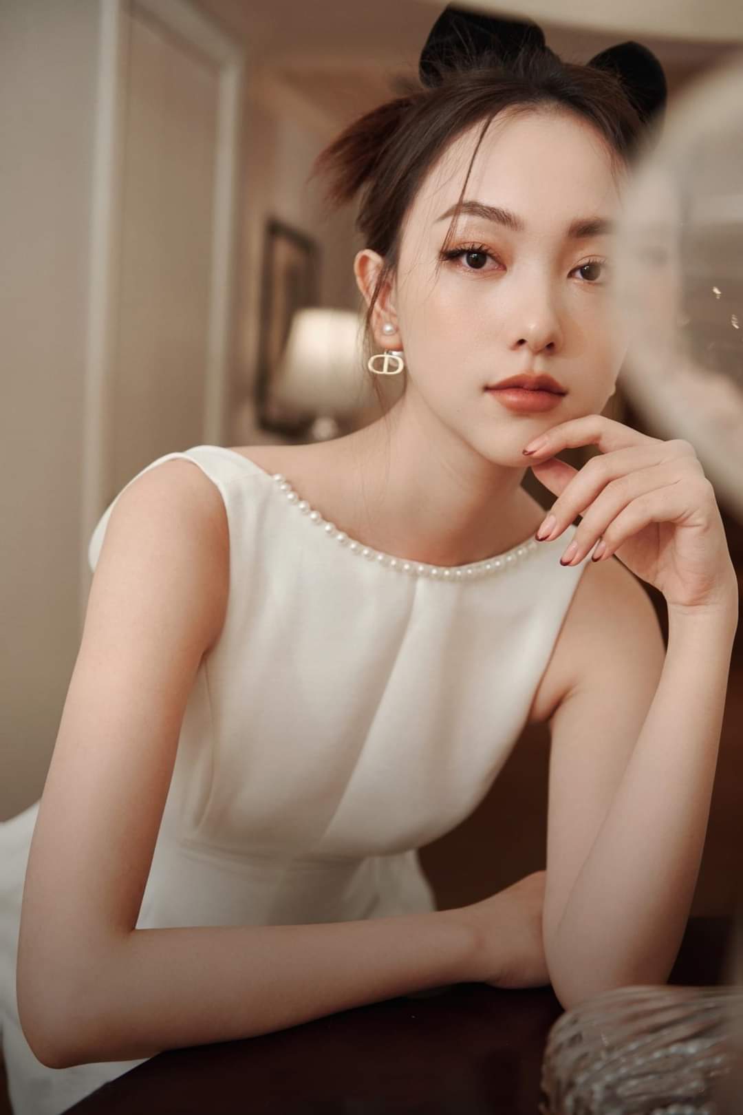 Đầm xòe sát nách hở lưng cổ phối ngọc