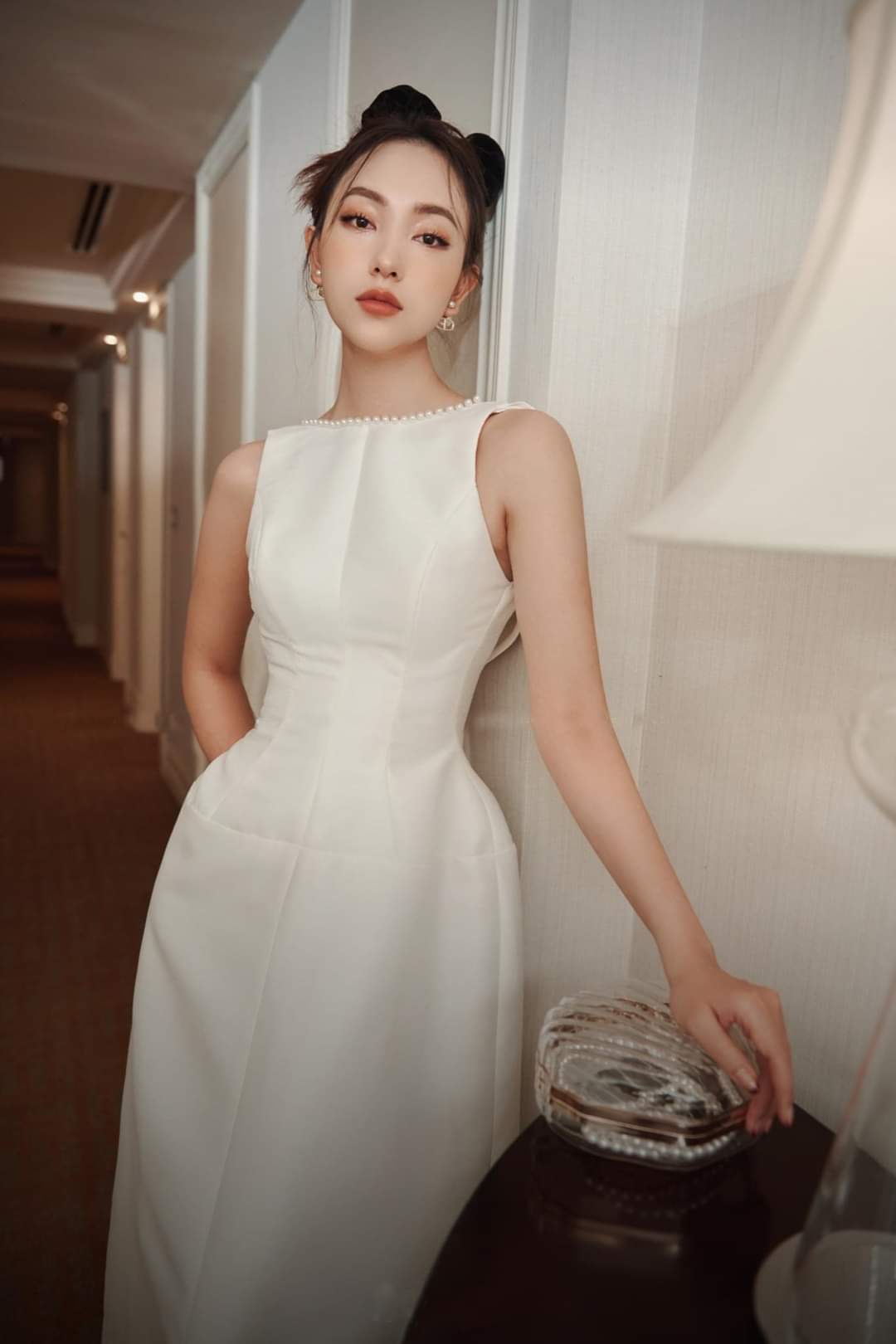 Đầm xòe sát nách hở lưng cổ phối ngọc