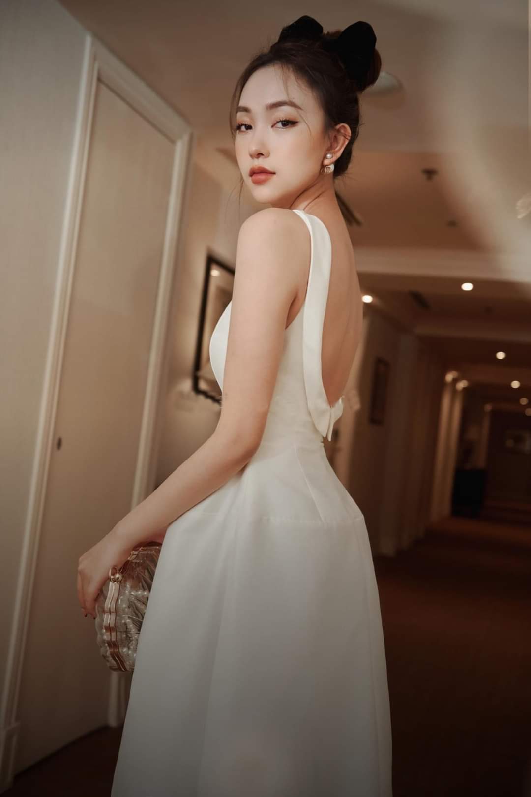 Đầm xòe sát nách hở lưng cổ phối ngọc