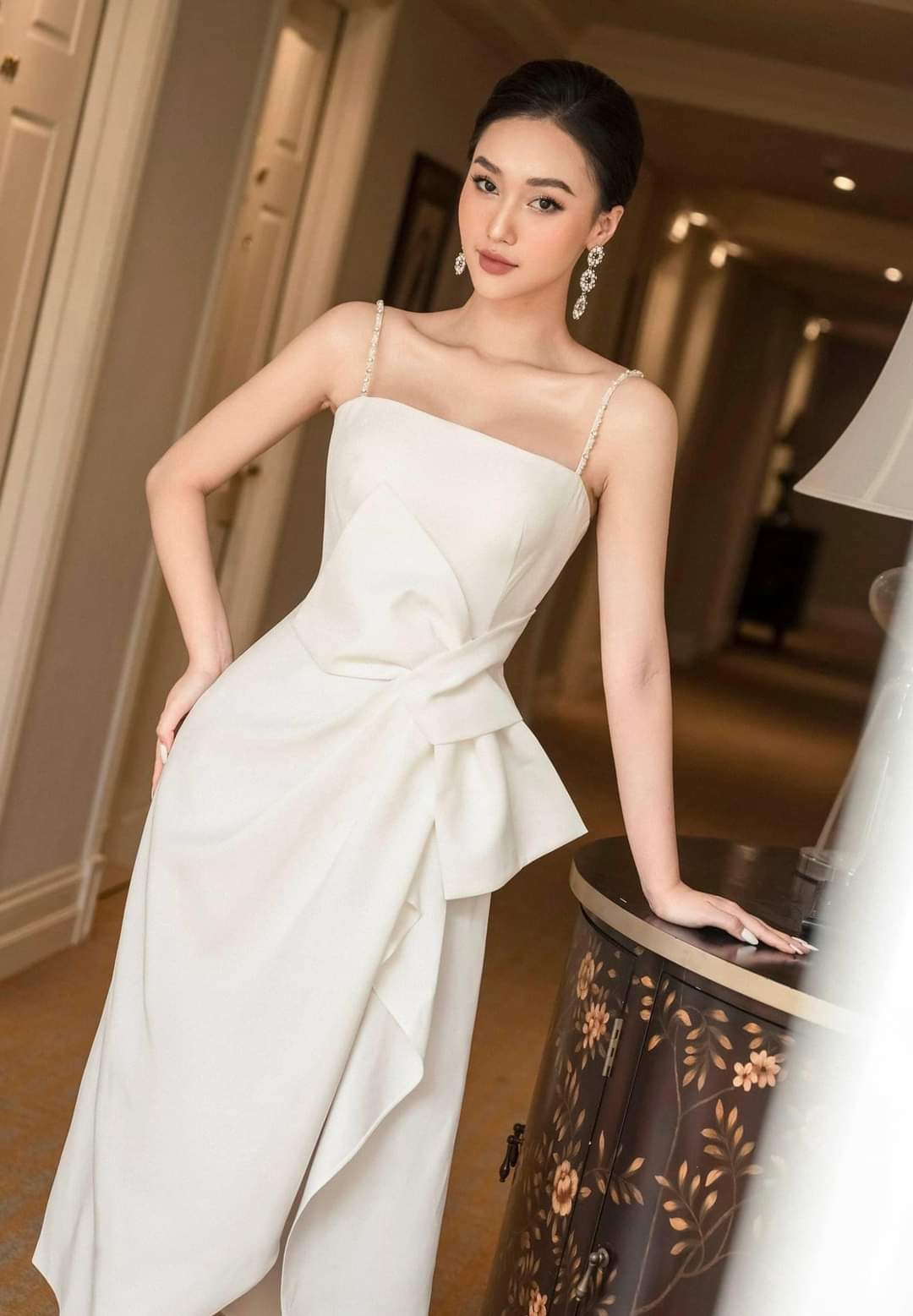 Đầm xòe hai dây cúp ngực phối nơ eo xẻ tà dự tiệc