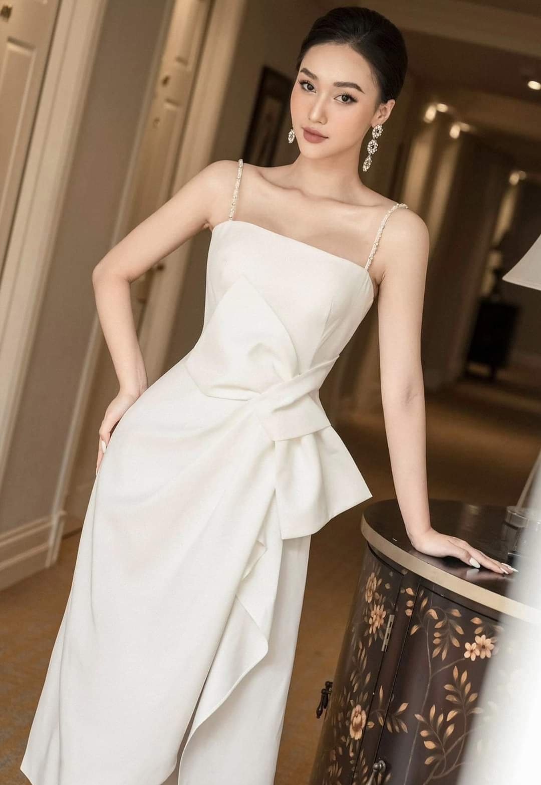 Đầm xòe hai dây cúp ngực phối nơ eo xẻ tà dự tiệc