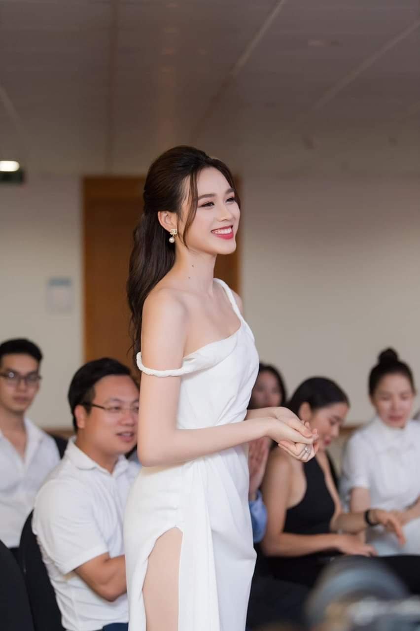 Đầm dạ hội hai dây lệch vai hở eo dự tiệc ( Trắng)