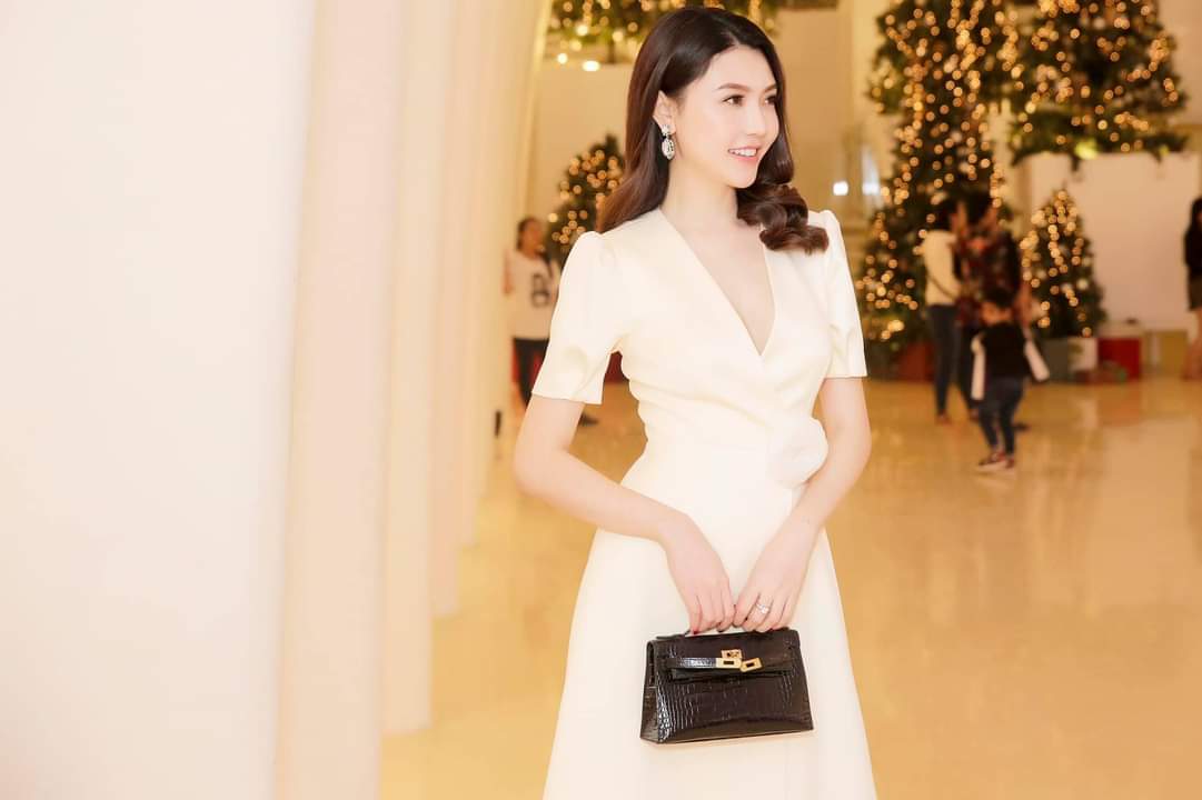 Đầm xòe tay con cổ tim xẻ tà phối hoa eo