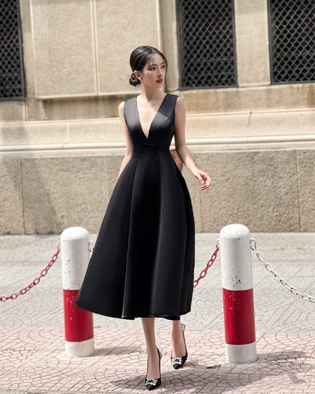 Đầm xòe sát nách phối lưới hở lưng đính nơ sau