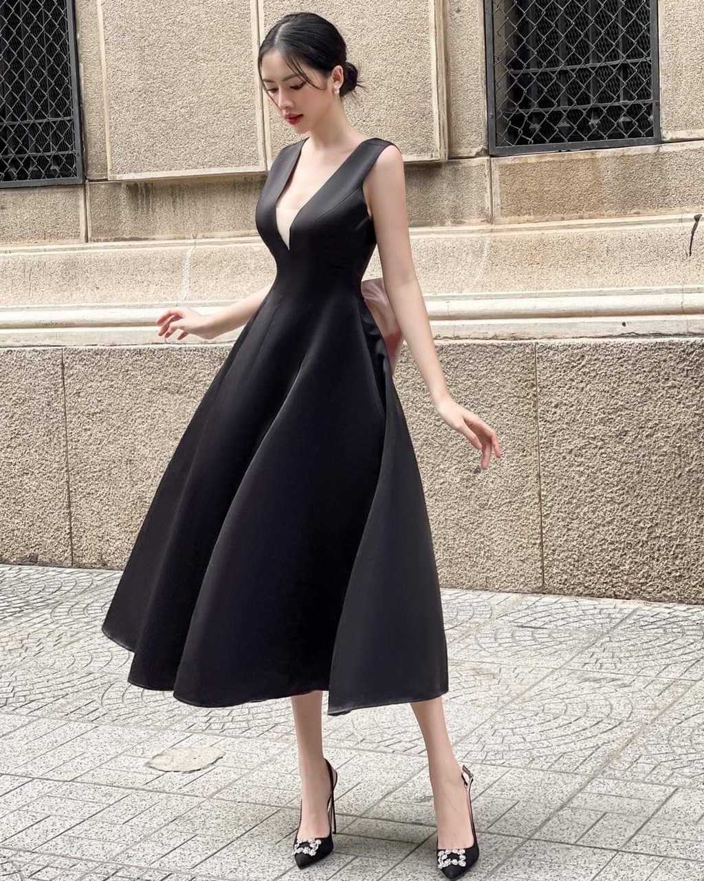 Đầm xòe sát nách phối lưới hở lưng đính nơ sau