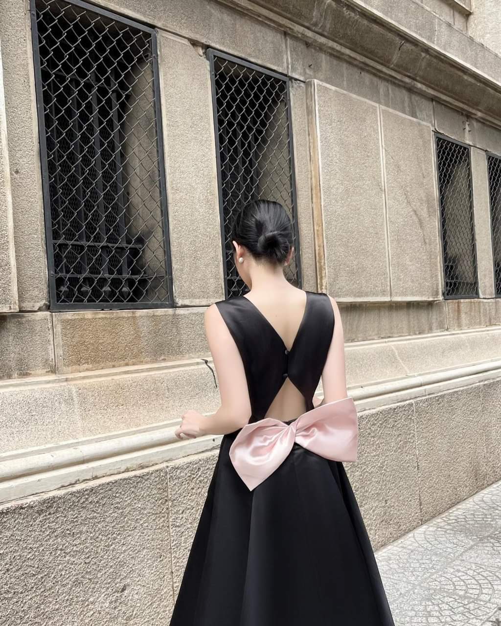 Đầm xòe sát nách phối lưới hở lưng đính nơ sau