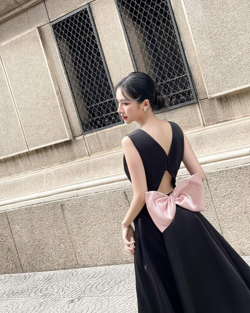 Đầm xòe sát nách phối lưới hở lưng đính nơ sau