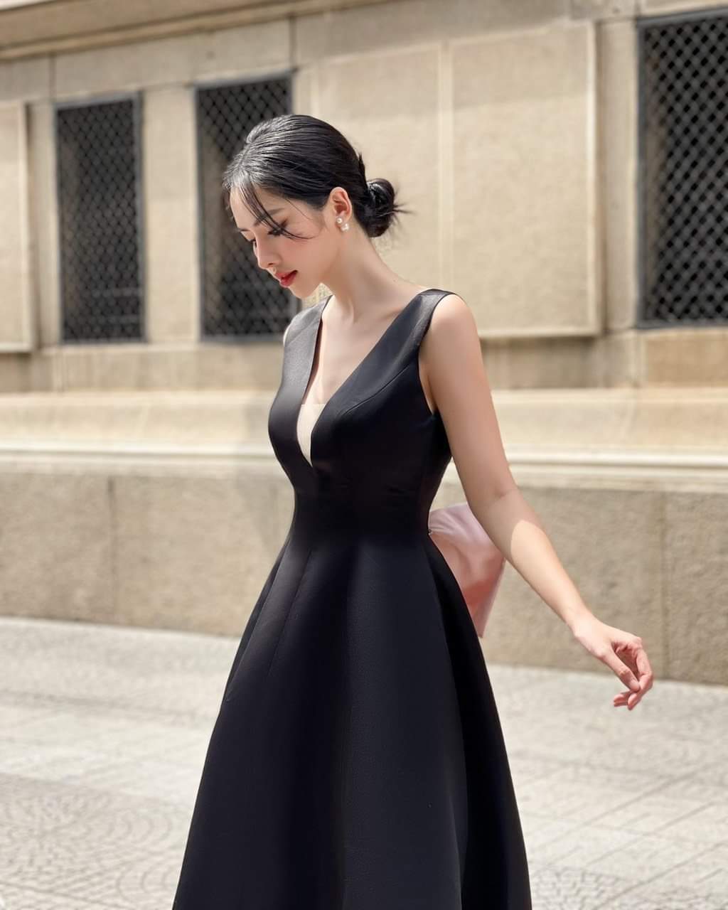 Đầm xòe sát nách phối lưới hở lưng đính nơ sau