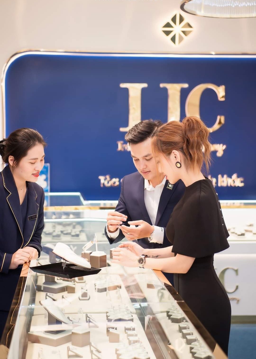 Jumpsuit dài ống suông xẻ ngực phối tay liền