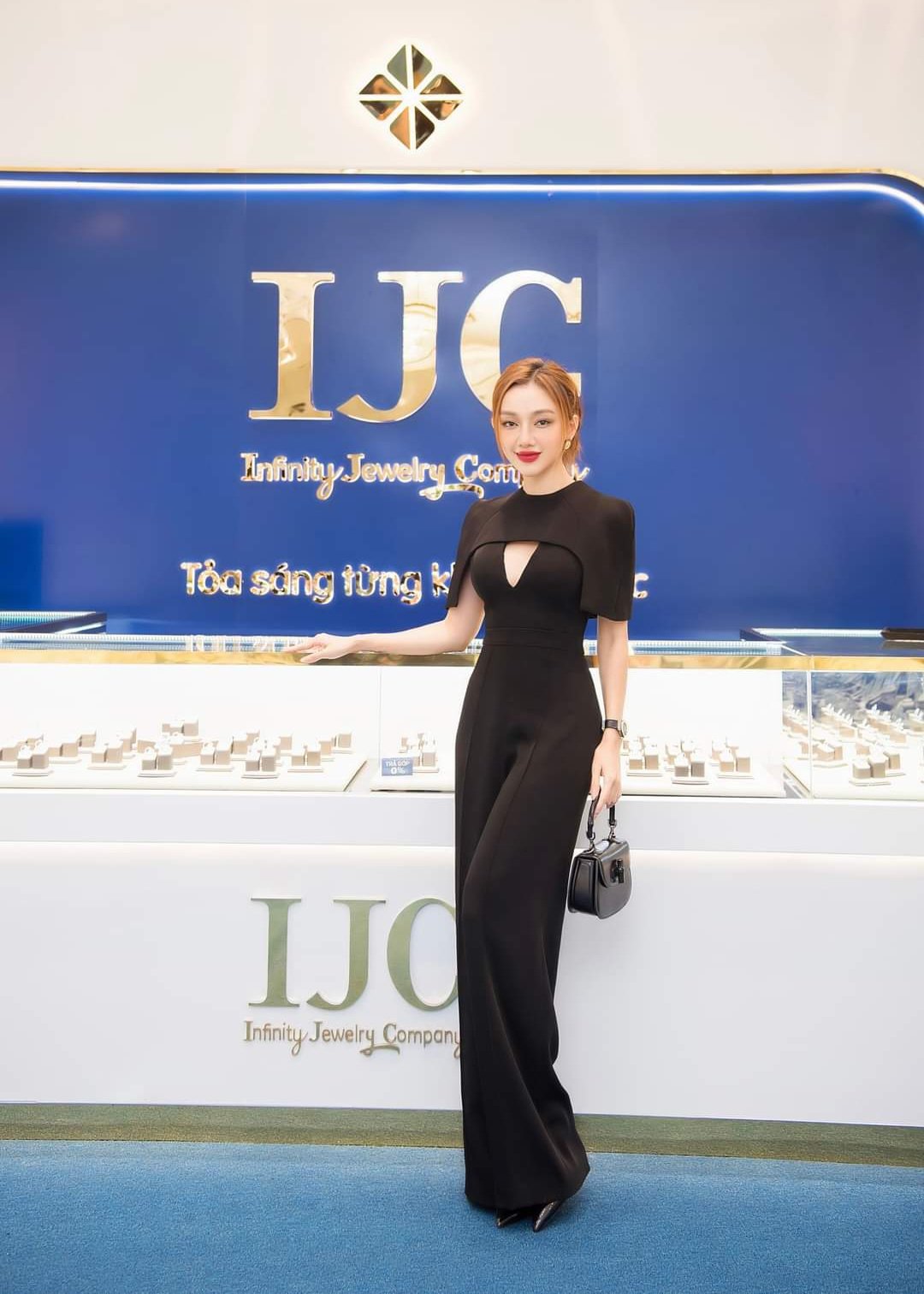 Jumpsuit dài ống suông xẻ ngực phối tay liền