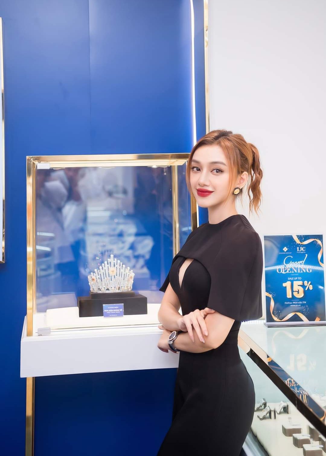 Jumpsuit dài ống suông xẻ ngực phối tay liền