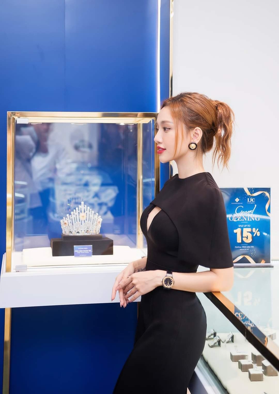 Jumpsuit dài ống suông xẻ ngực phối tay liền