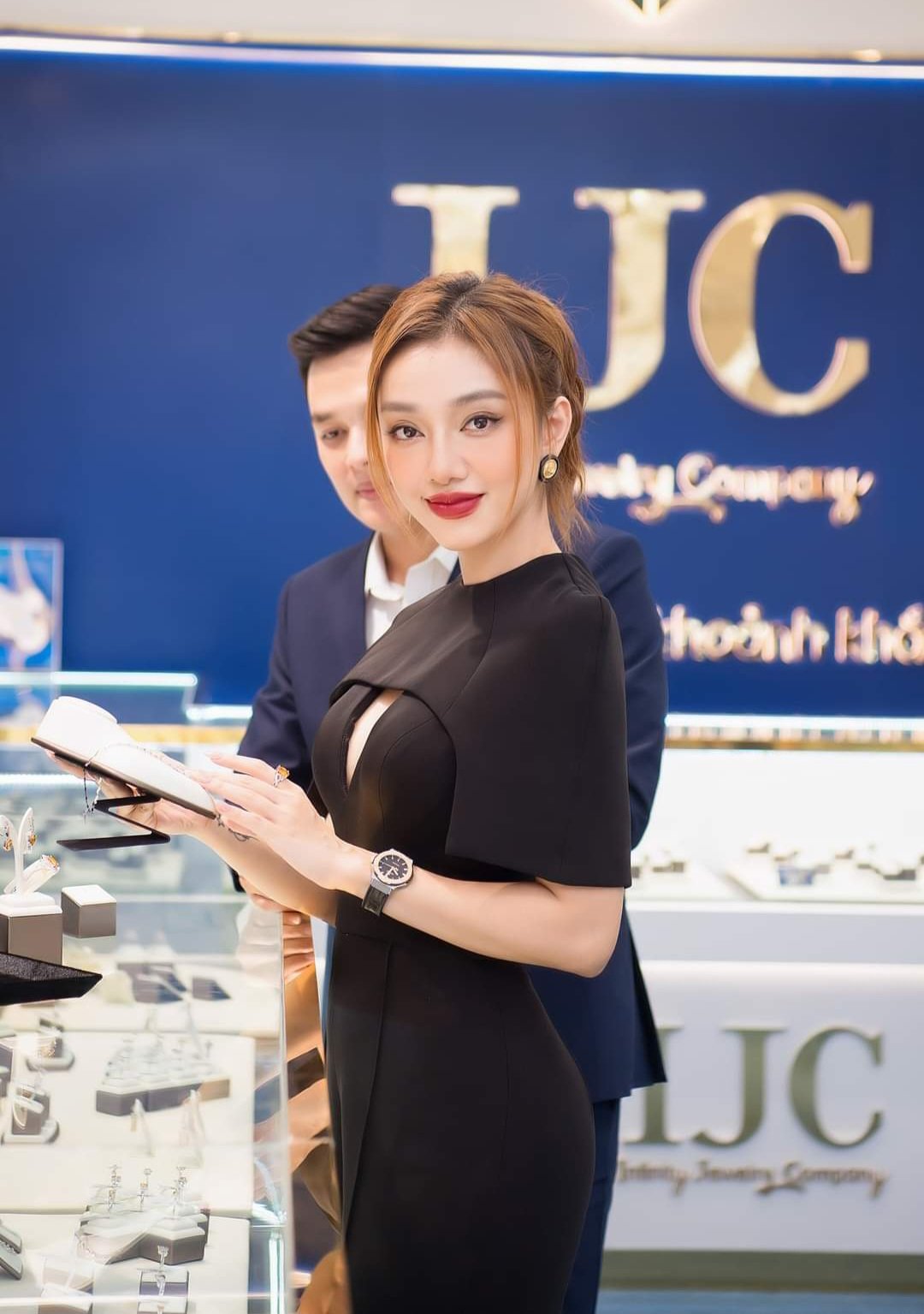 Jumpsuit dài ống suông xẻ ngực phối tay liền