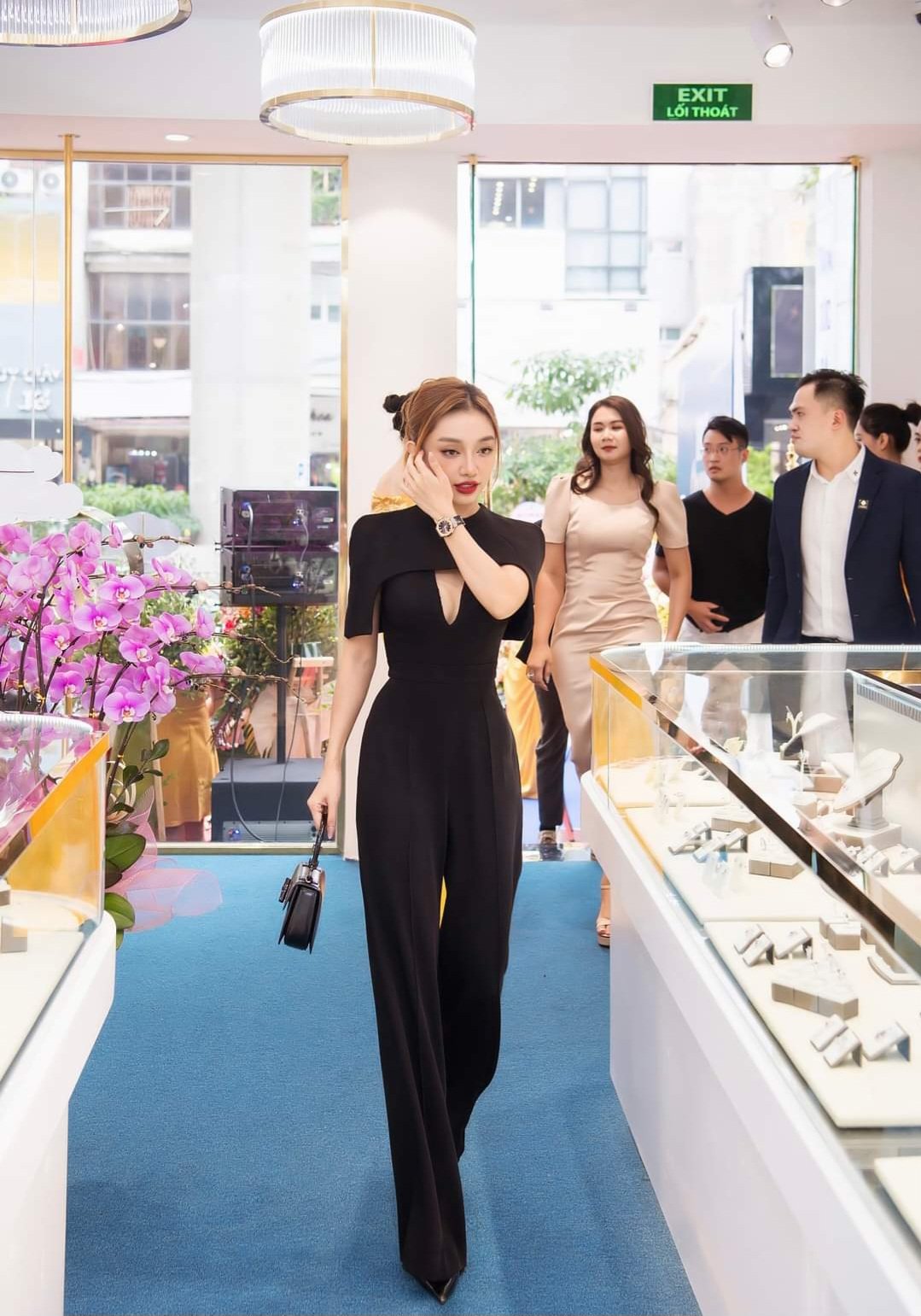 Jumpsuit dài ống suông xẻ ngực phối tay liền