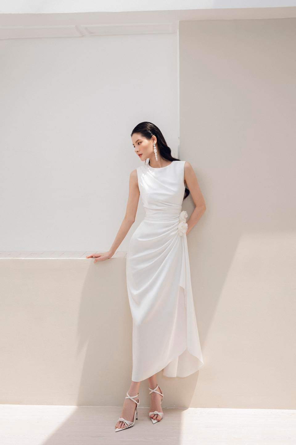 Đầm dạ hội dáng xòe sát nách phối hoa eo dự tiệc sang trọng Alvin Store 1593 (Trắng)