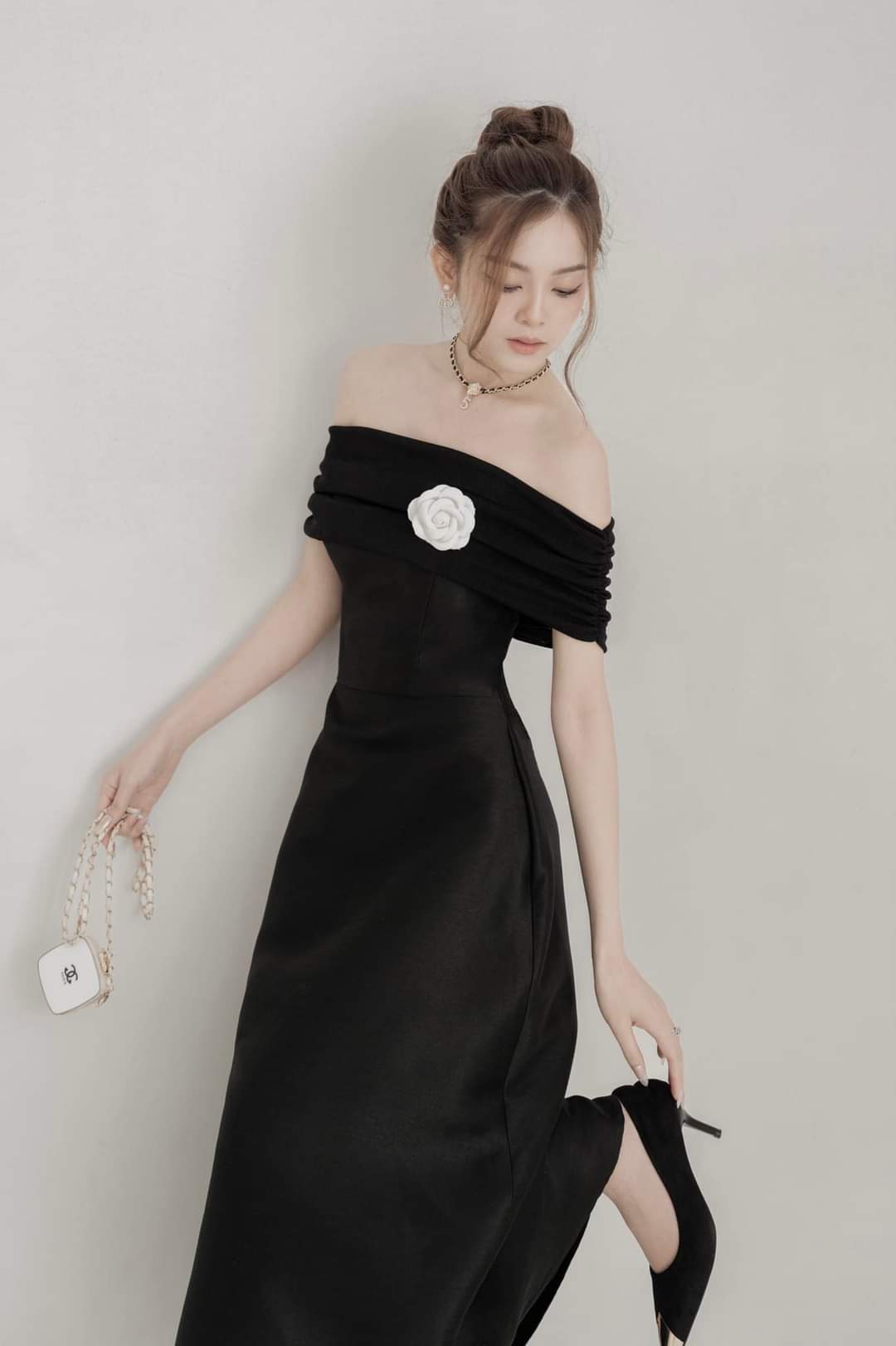 Đầm dự tiệc dáng xòe kiểu vai ngang hở vai phối hoa Alvin Store 1598 (Trắng)