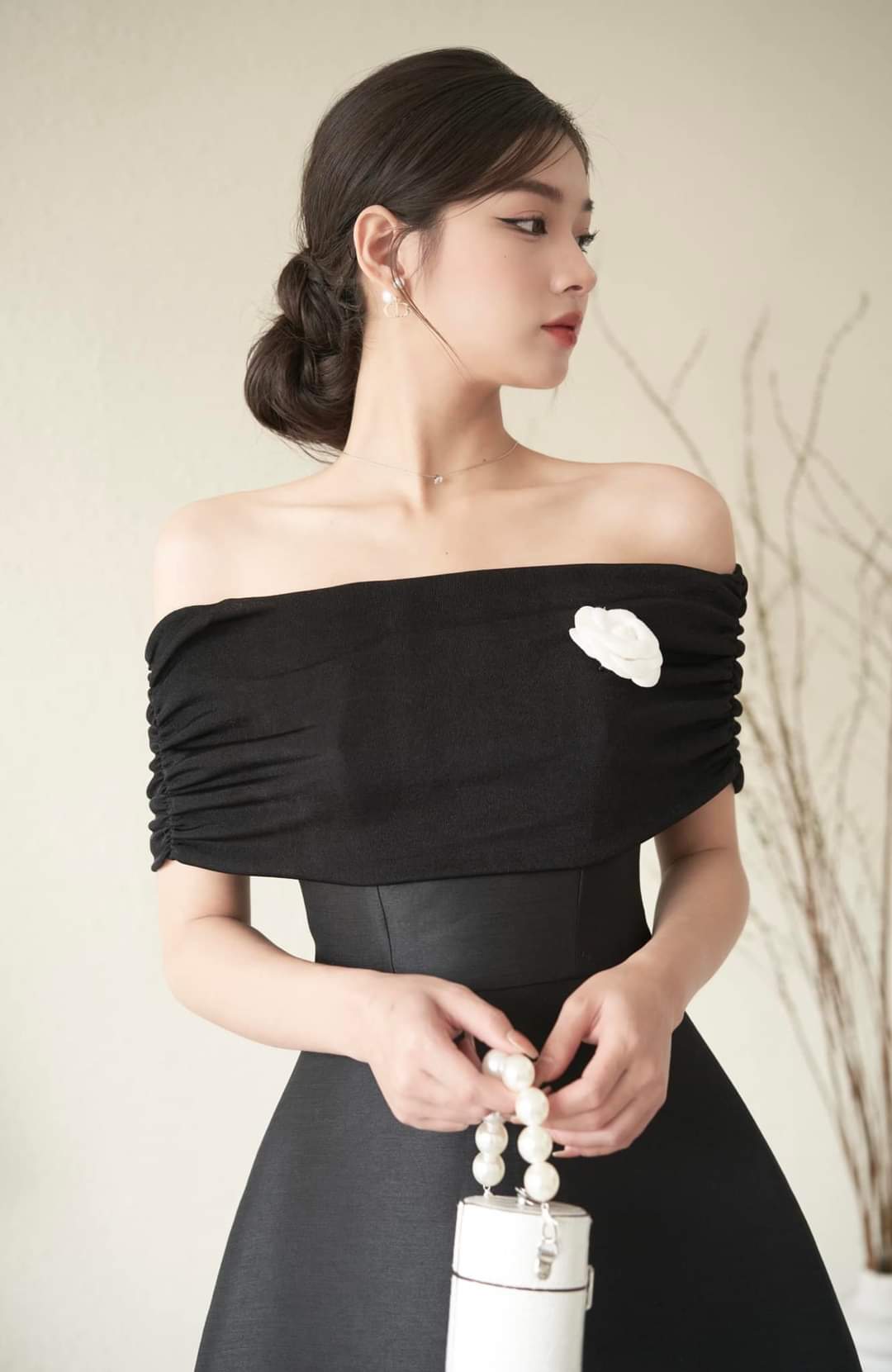 Đầm dự tiệc dáng xòe kiểu vai ngang hở vai phối hoa Alvin Store 1598 (Trắng)