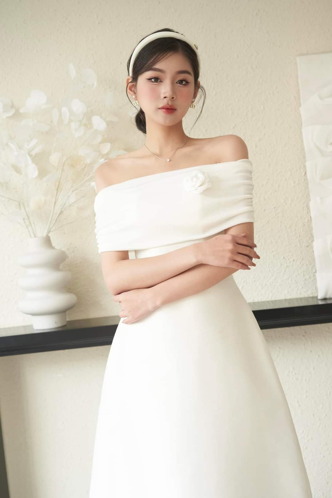 Đầm dự tiệc dáng xòe kiểu vai ngang hở vai phối hoa Alvin Store 1598 (Trắng)