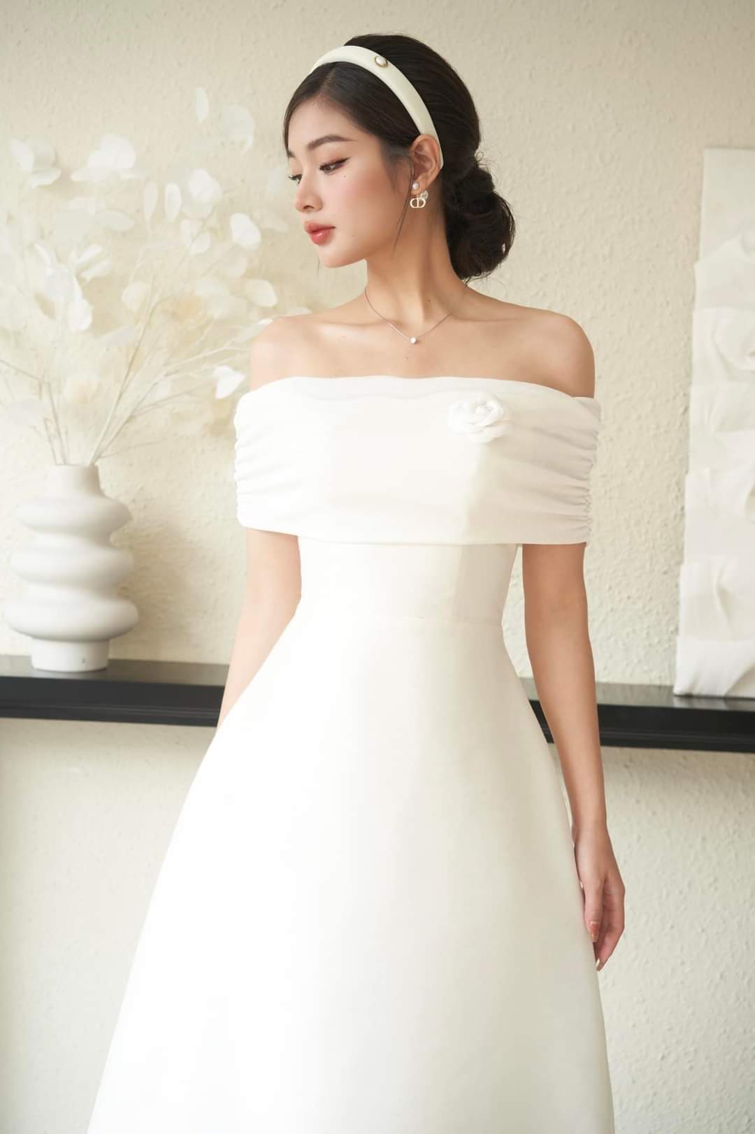 Đầm dự tiệc dáng xòe kiểu vai ngang hở vai phối hoa Alvin Store 1598 (Trắng)