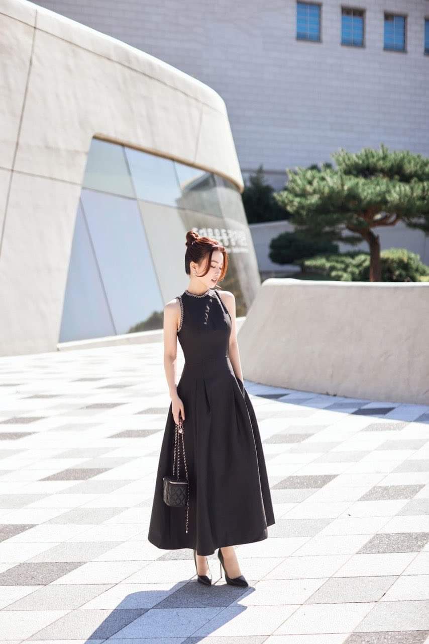 Đầm dự tiệc dáng xòe kiểu sát nách phối túi đính viền ngọc Alvin Store 1599 (Đen)