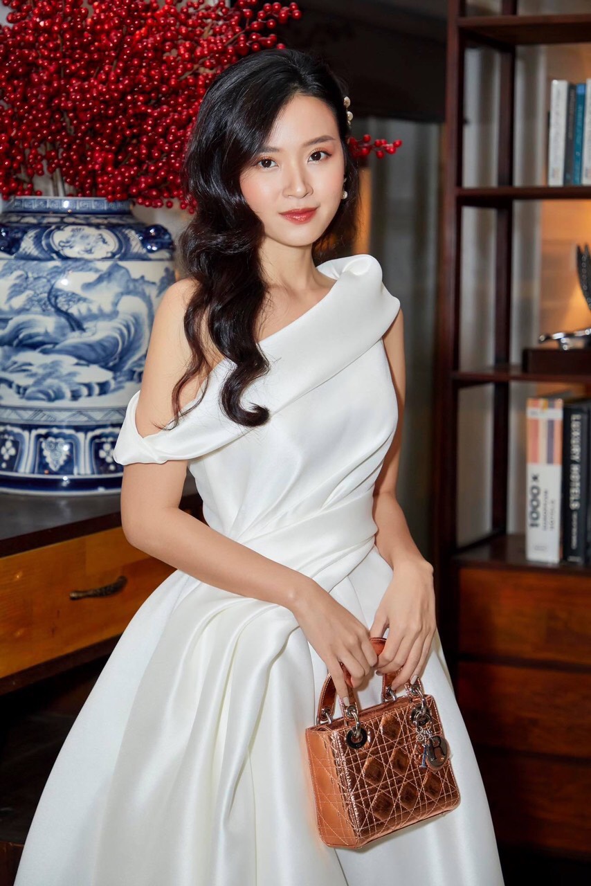 Đầm xoè kiểu lệch vai nhún eo sang trọng