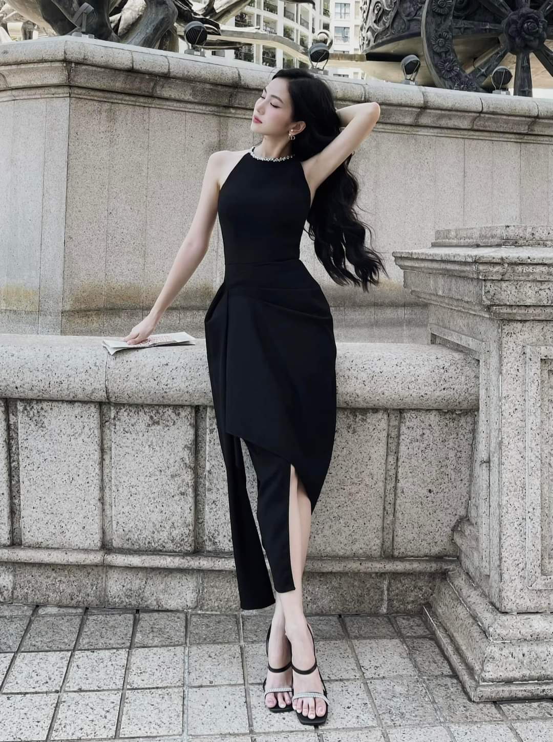 Đầm dự tiệc dáng ôm khoét sát nách cổ đính đá sang trọng Alvin Store 1608 (Trắng)