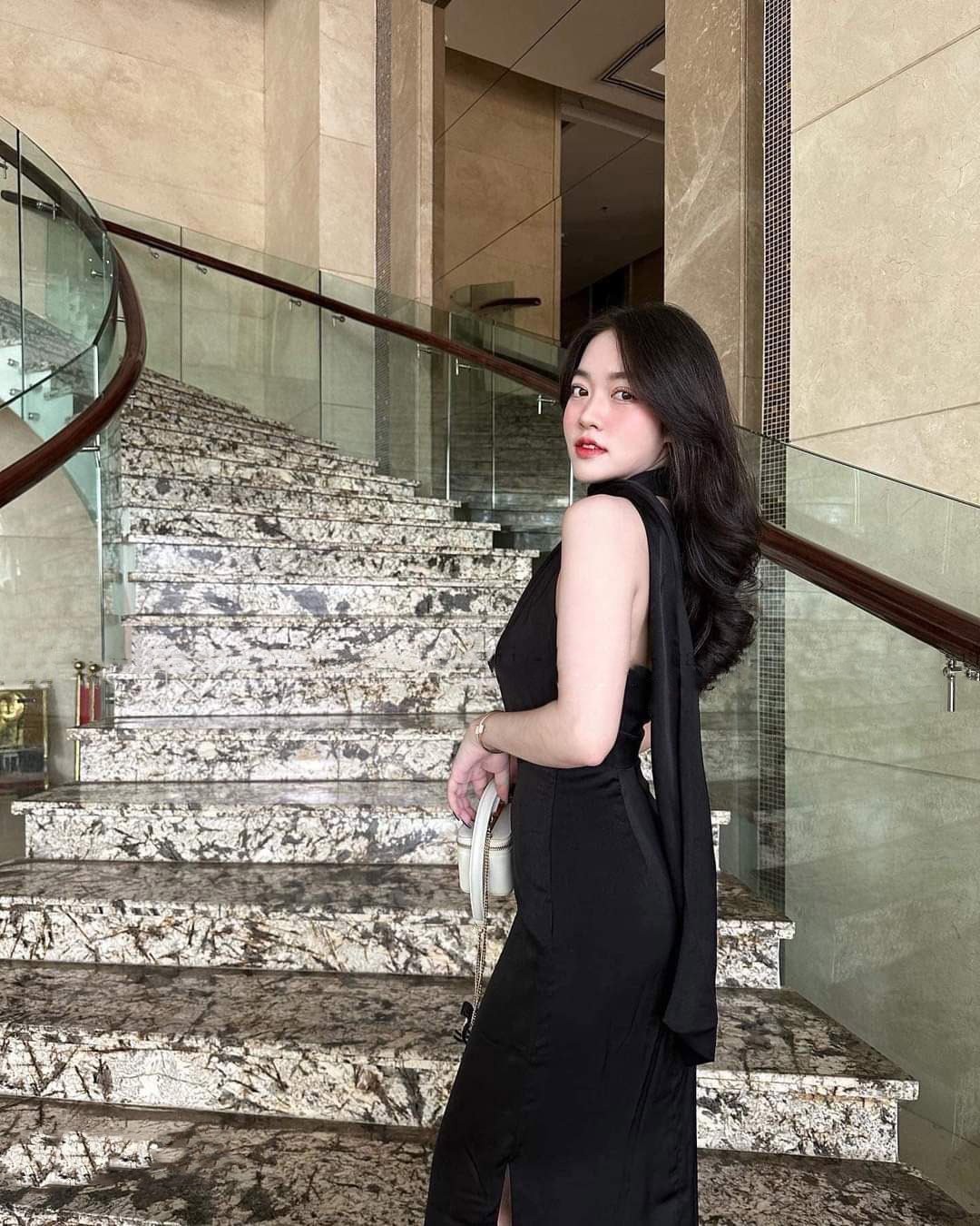 Đầm dự tiệc kiểu dạ hội dài choàng cổ xẻ tà sang trọng Alvin Store 1611 (Đen)