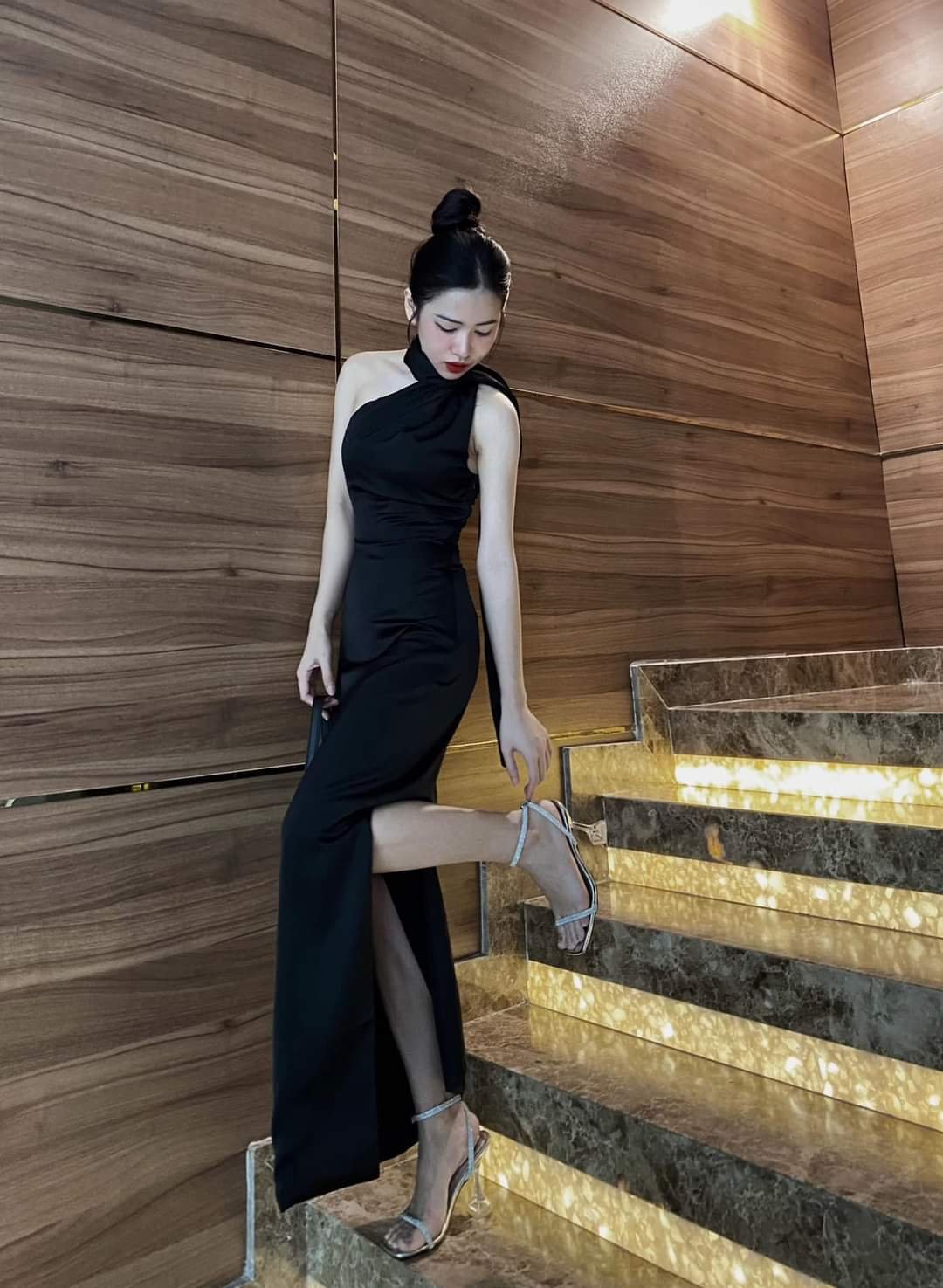 Đầm dự tiệc kiểu dạ hội dài choàng cổ xẻ tà sang trọng Alvin Store 1611 (Đen)