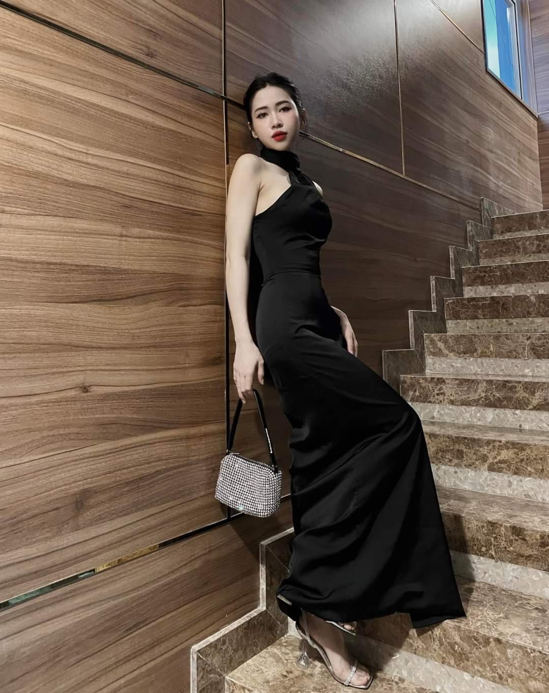 Đầm dự tiệc kiểu dạ hội dài choàng cổ xẻ tà sang trọng Alvin Store 1611 (Đen)