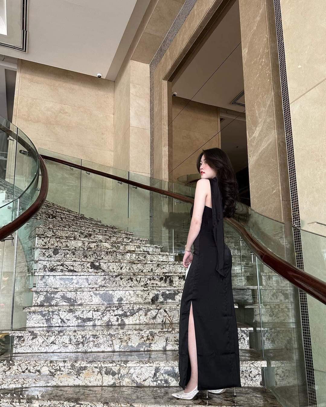 Đầm dự tiệc kiểu dạ hội dài choàng cổ xẻ tà sang trọng Alvin Store 1611 (Đen)