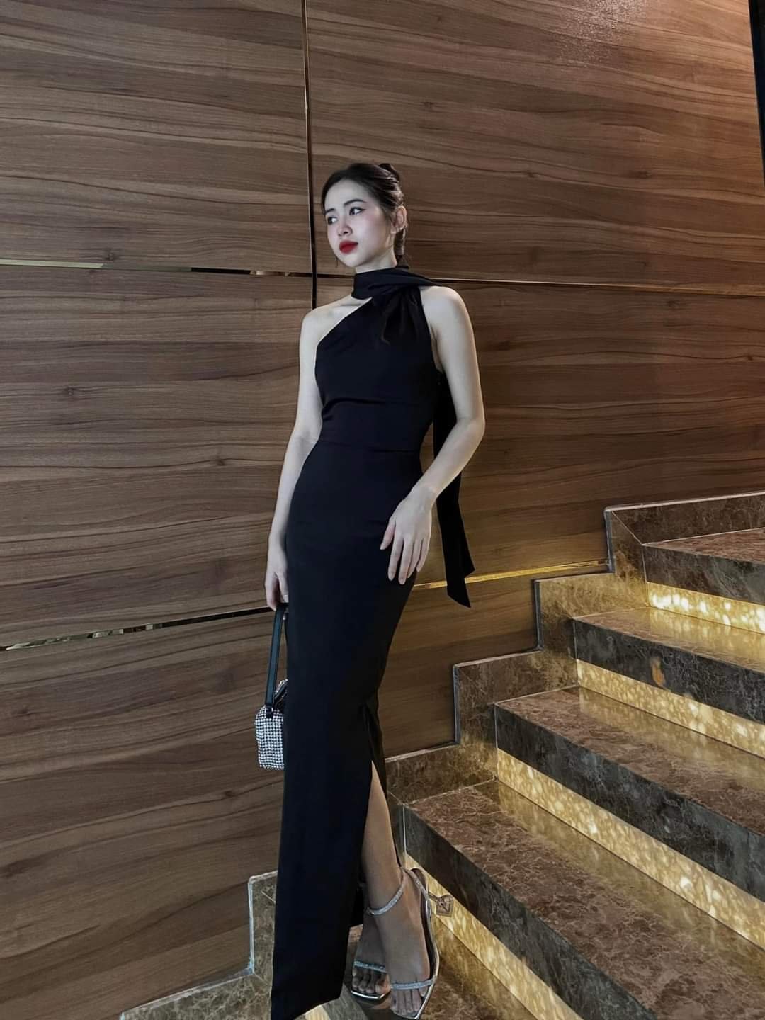 Đầm dự tiệc kiểu dạ hội dài choàng cổ xẻ tà sang trọng Alvin Store 1611 (Đen)