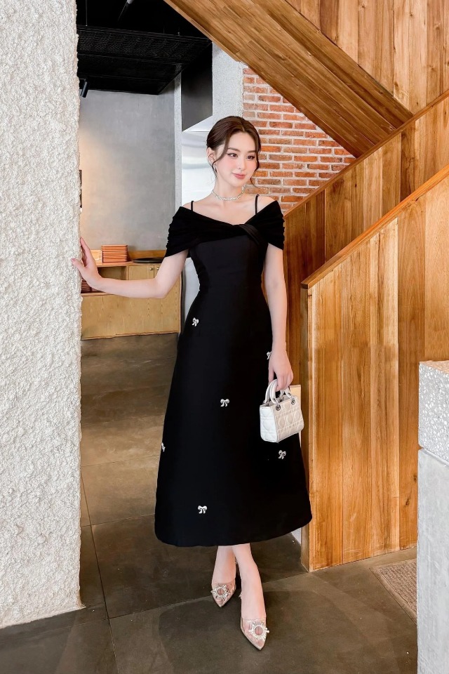 Đầm dự tiệc dáng xoè lệch vai hai dây phối nơ đá sang trọng Alvin Store 1615 (Đen)